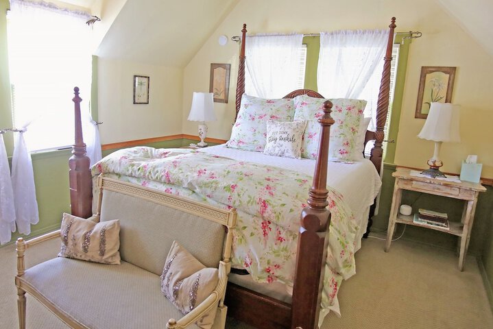 Gold Mountain Manor Bed and Breakfast