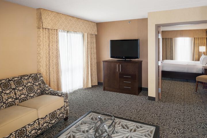 DoubleTree by Hilton Bay City - Riverfront