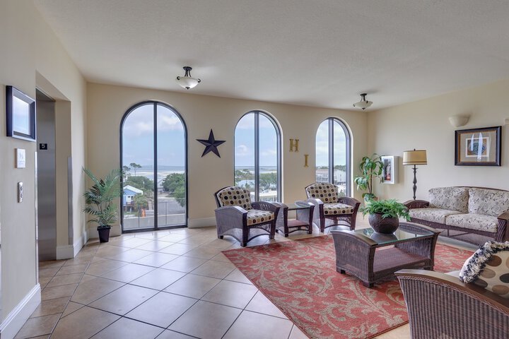 Beachfront Dauphin Island Condo w / 2 Pools & Sauna