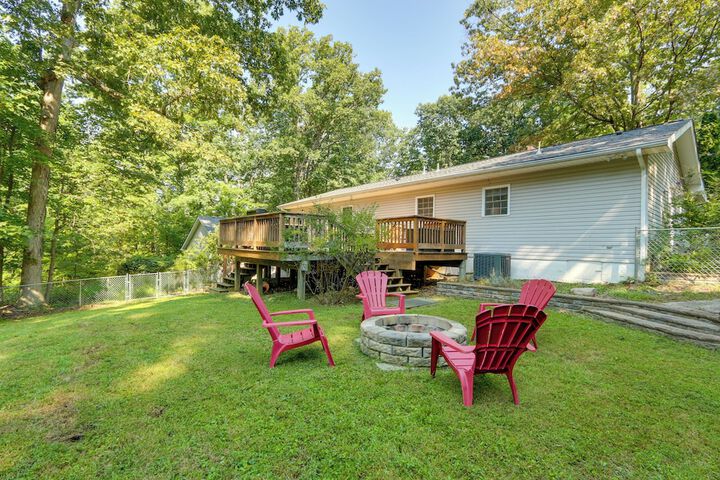 Harpers Ferry Cabin - Walk to Private Lake!