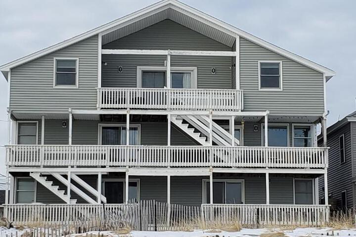 Oceanfront Penthouse with Family & Friends