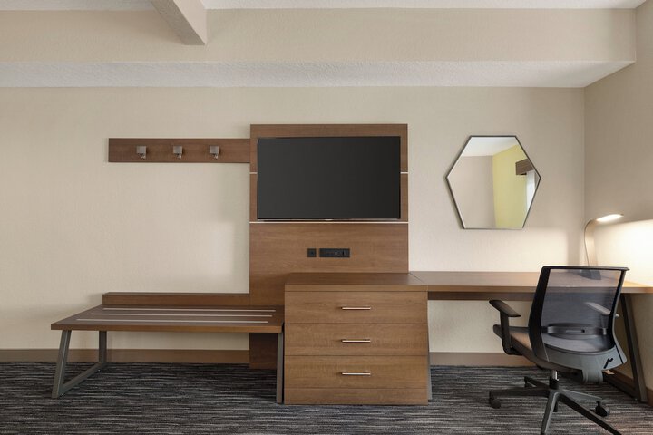 Room 25 of 40