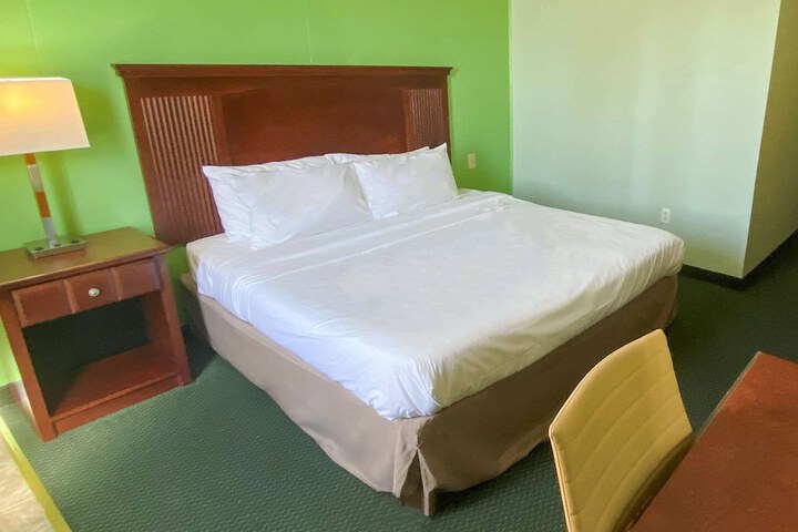 Room 7 of 9