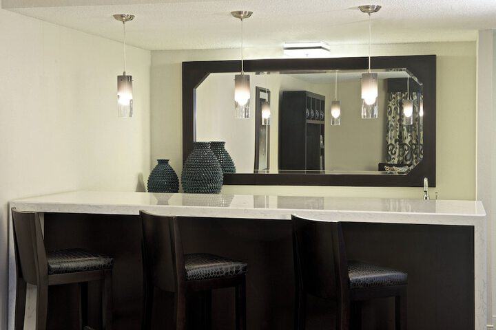 Lounge 83 of 90