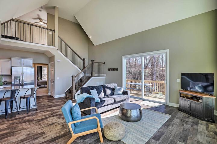 Charming Retreat w / Mtn Views: Walkable Location!