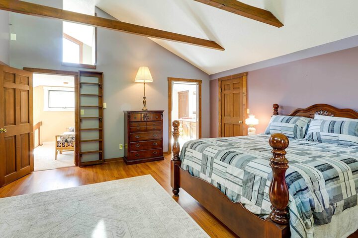 Spacious Woodbury Home w / Pool + Hot Tub!