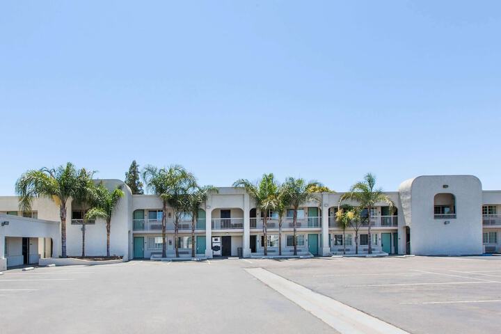 Travelodge by Wyndham Los Banos CA