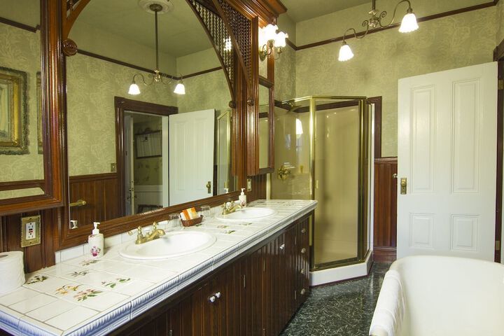Gingerbread Mansion Inn