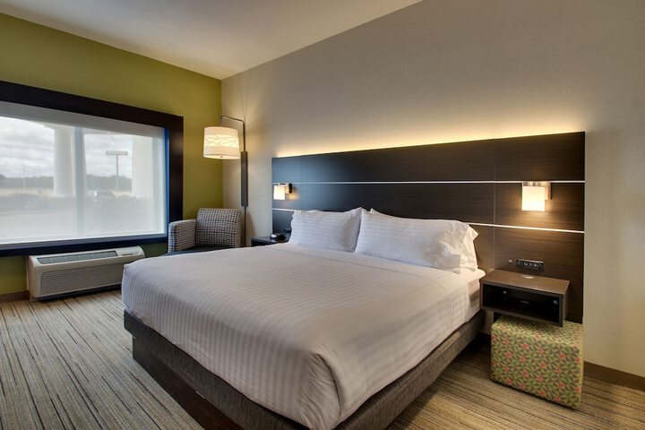 Holiday Inn Express & Suites Morris by IHG