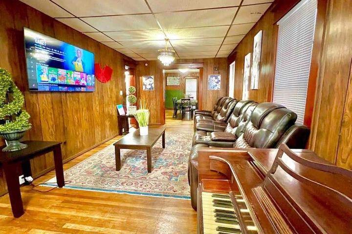 5 bedroom House King Beds 1 Bath 20 Min to Falls