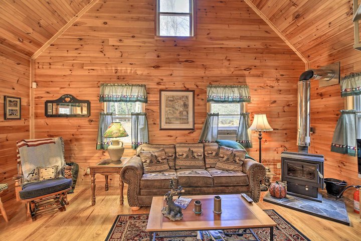 Peaceful Mountain City Cabin w / Porch & Fire Pit