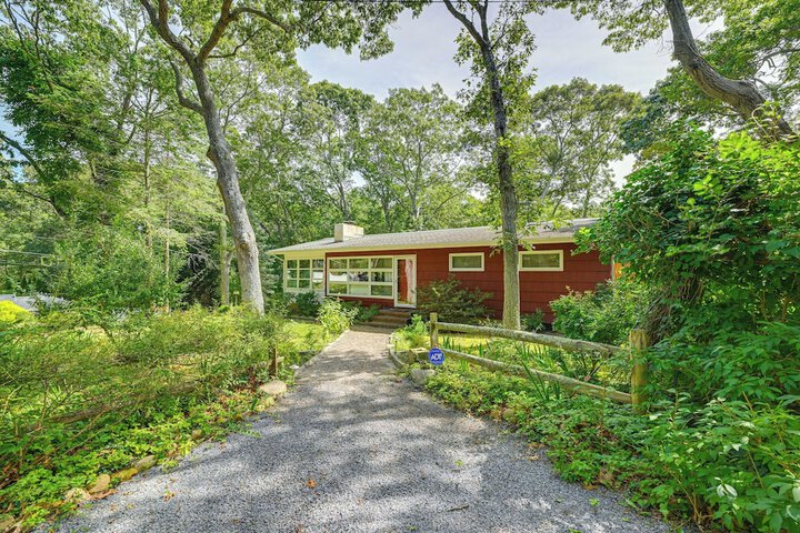 Walk to Beach: Long Island Wine Country Home!