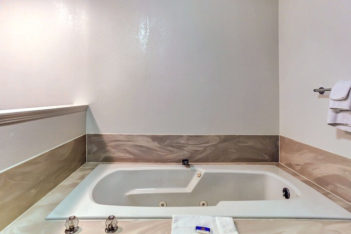 Hot Tub 25 of 27