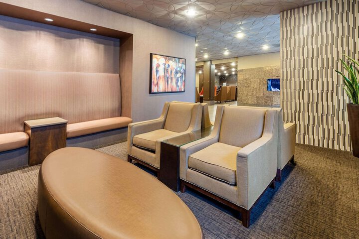 Lounge 30 of 33