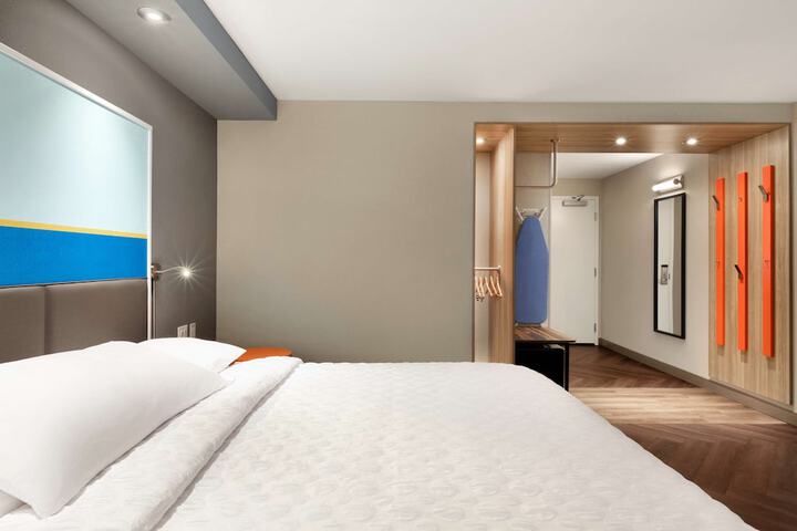 Room 9 of 30