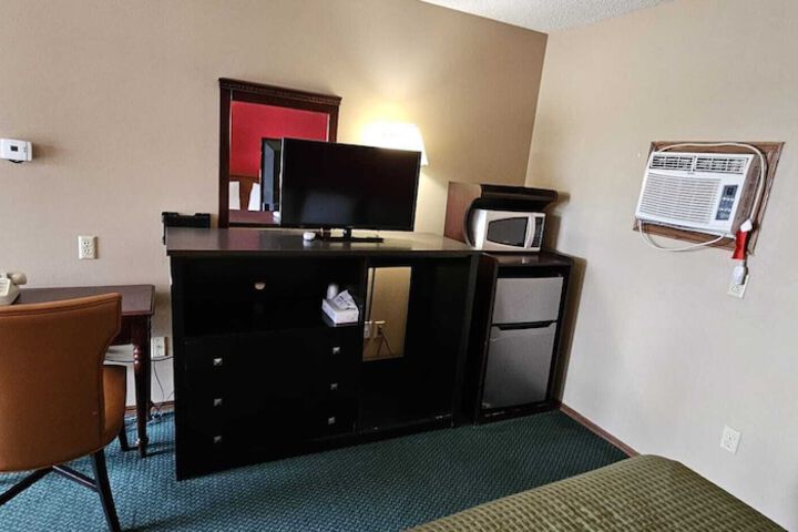 Colonial Inn Dyersville