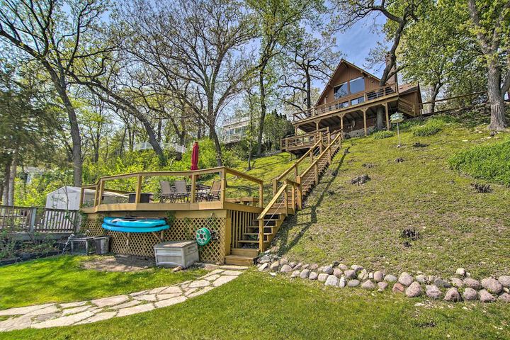 Serene Lakefront Escape: Boat Dock & Grill!
