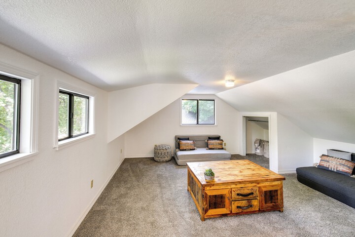 Charming Hamilton Hideaway: Half-mi to Main St!