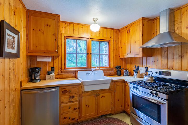 Lake Creek Lodge