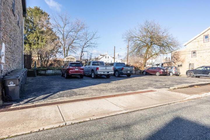 Cozy & Modern 3-Bed Retreat - 8 Mins to Bridge St