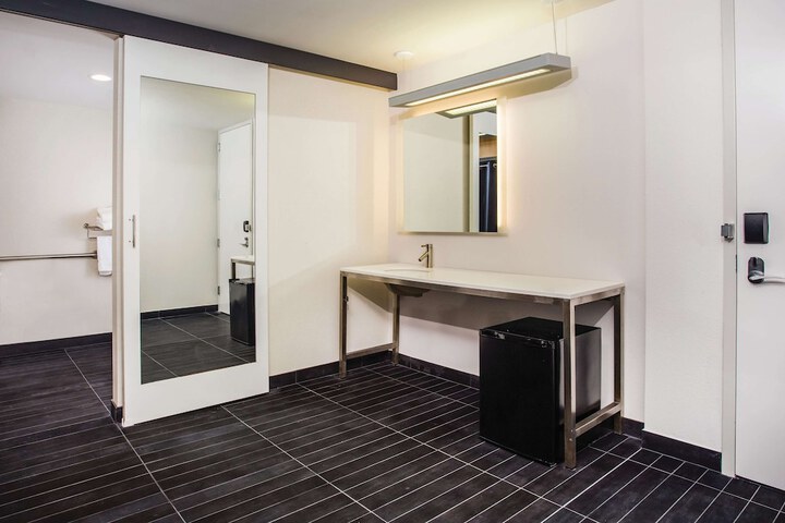 Room 12 of 32