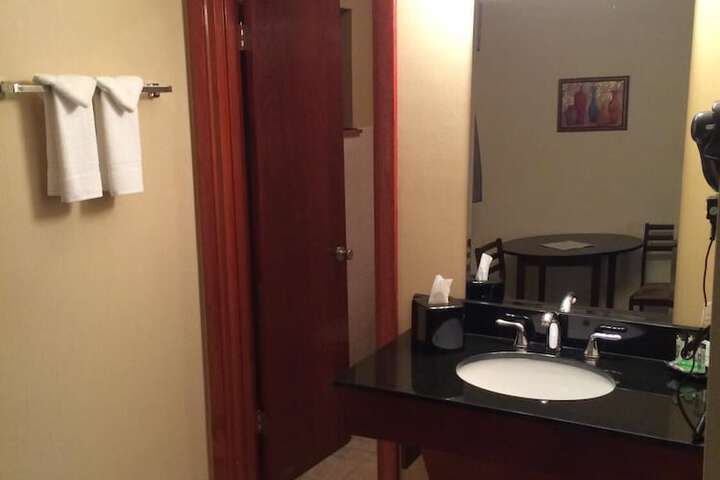 Pacer Inn & Suites Delaware