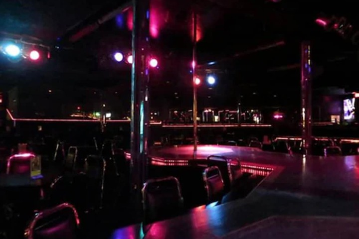 Lounge 33 of 36