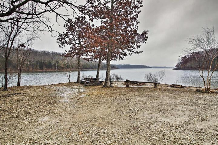 Stockton Lake Escape w / Kitchen Half Mile to Lake