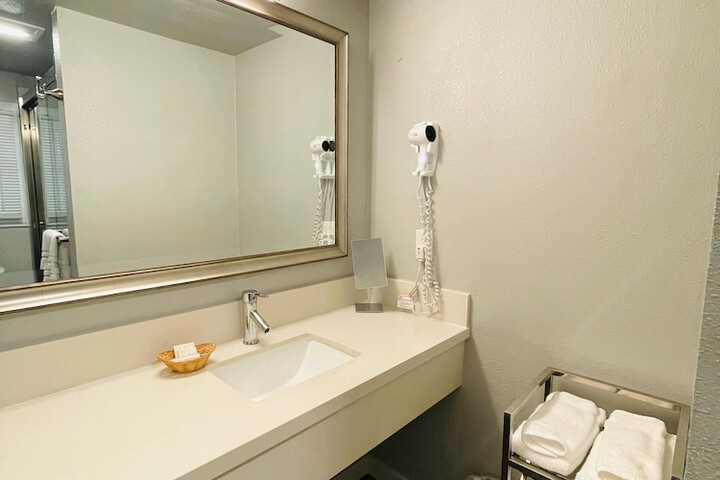Tides Inn & Suites