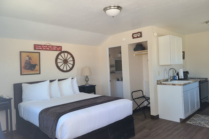 Lamplighter Cabins & Suites