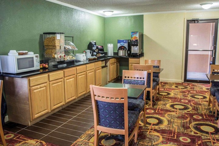 Rodeway Inn & Suites Plymouth Hwy 64