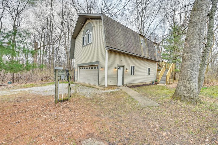 8 Mi to Lake Michigan: Creative Retreat w / Deck!