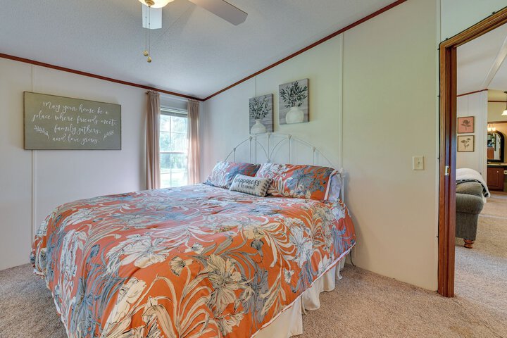 Sunny Florida Escape w / Screened-in Patio & Grill!