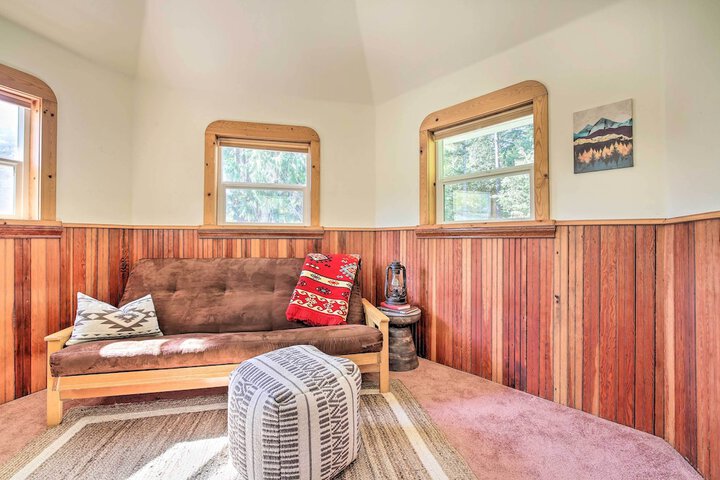 Cozy black Bear Retreat by Mount Rainier!