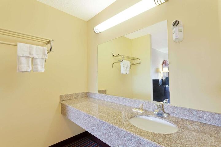 Days Inn by Wyndham Downtown-Nashville West Trinity Lane