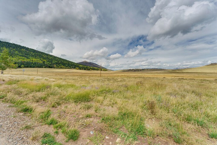 Mountain Views: Cabin in Fort Garland Near Hiking