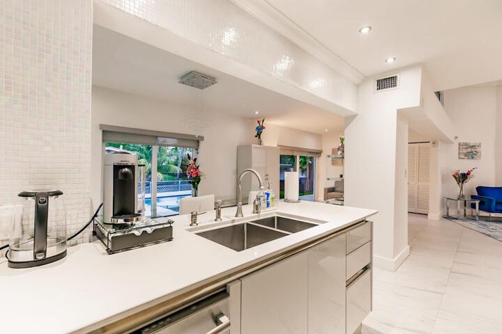 Stylish Aventura Home With Pool on Intercostal