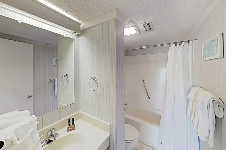 New Listing! Top-floor - Pool Walk To Beach 2 Bedroom Condo