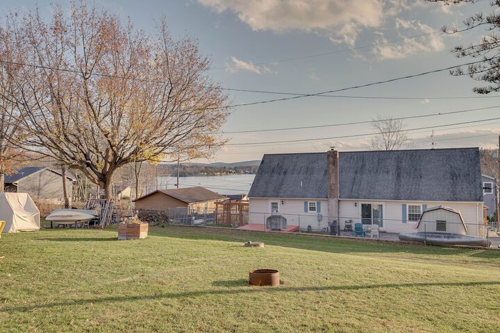 Cozy Pennsylvania Home w / Fire Pit & Dock Access!