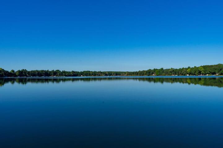 Lakefront Home 4 Bedroom 4 Bath Sleeps 12