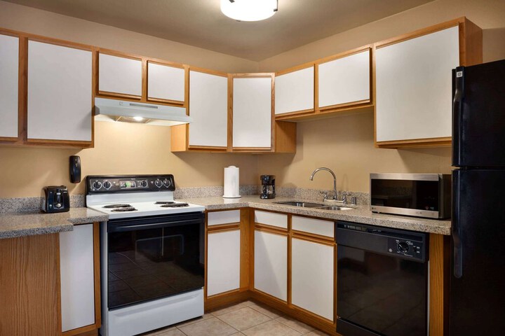Hawthorn Extended Stay by Wyndham Milwaukee Airport