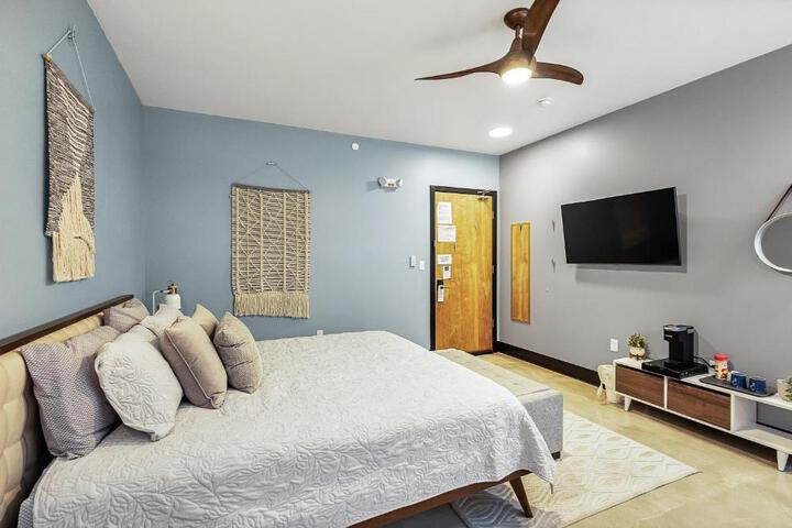 King suite with Jacuzzi West of St. Louis