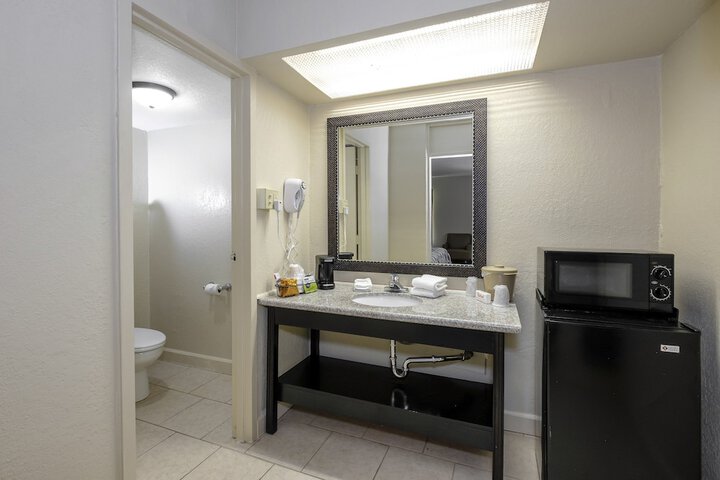 Room 14 of 33