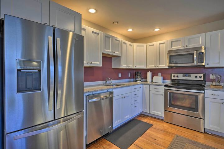 Bright Apartment - 1 / 2 Mi to Greenport Harbor!