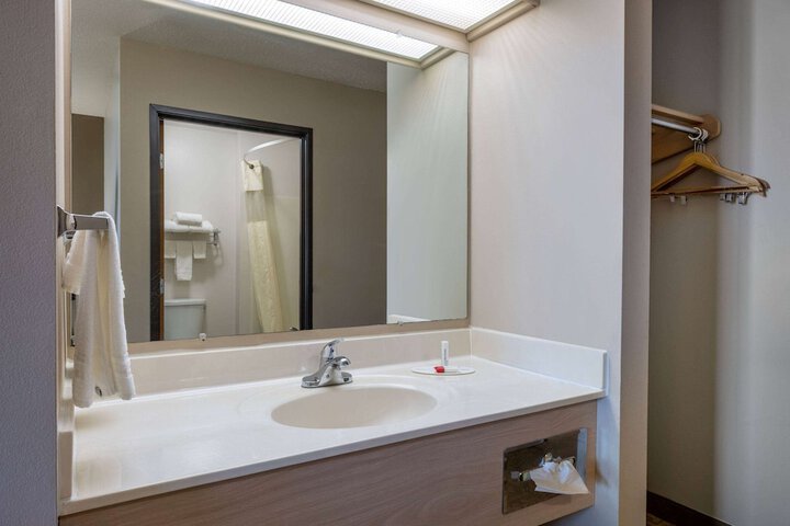 Super 8 by Wyndham Jackson MN