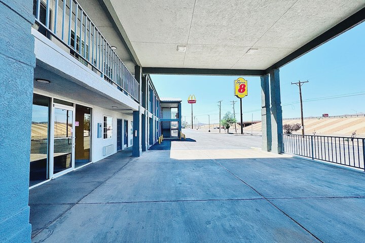 Super 8 by Wyndham Van Horn