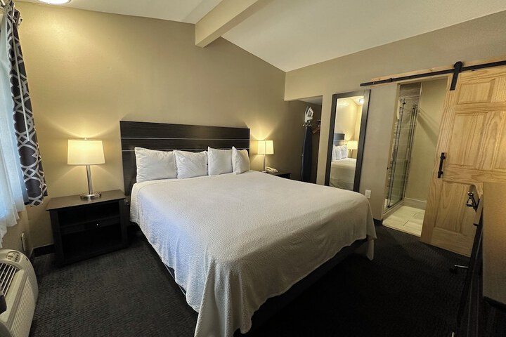 Room 33 of 46