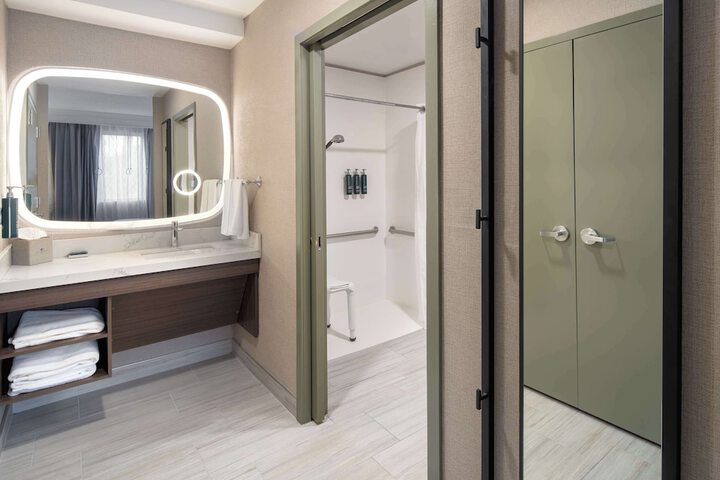 DoubleTree Suites by Hilton Hotel Mt. Laurel