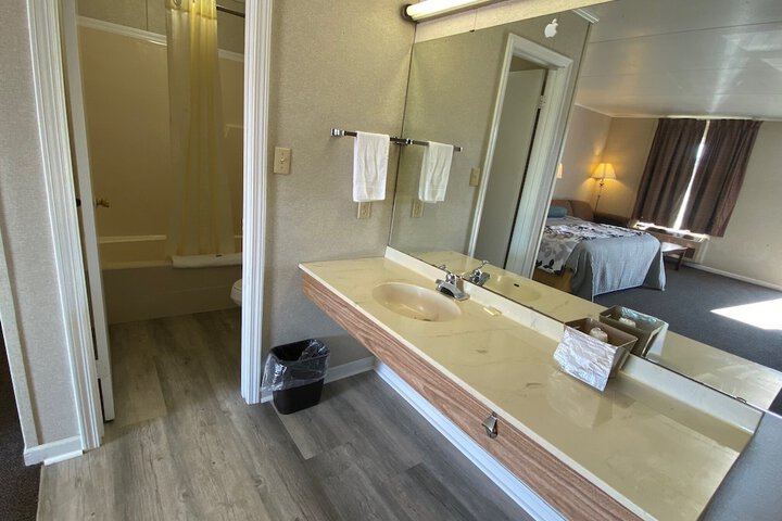 Room 6 of 12
