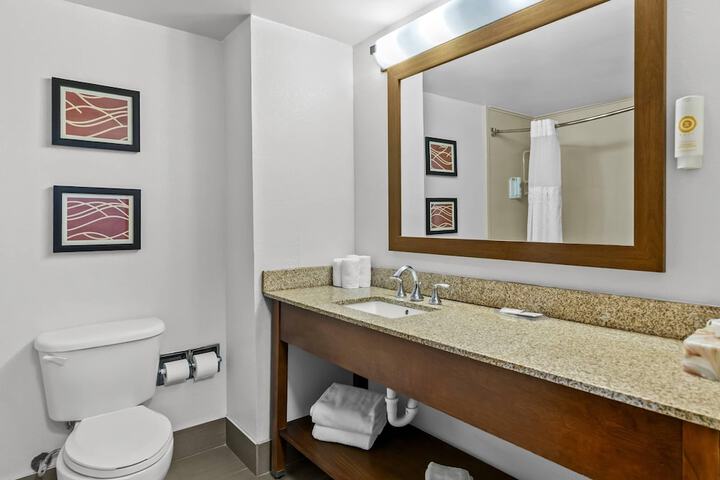Comfort Inn & Suites Greenwood near University